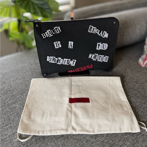 EUC VALENTINO GARAVANI X JAMIE REID APPLIQUÉ SLOGAN CLUTCH and dust bag UNISEX - Picture 1 of 14